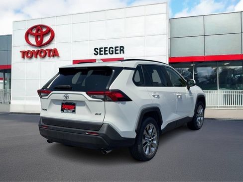 Used 2019 Toyota RAV4 XLE Premium FWD image 3