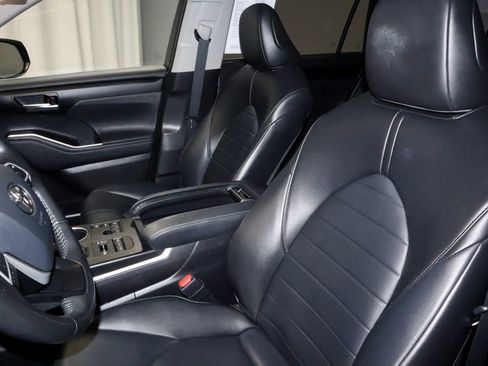 Used 2023 Toyota Highlander XLE AWD/4WD image 27