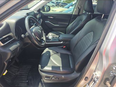 Used 2020 Toyota Highlander XLE FWD image 4