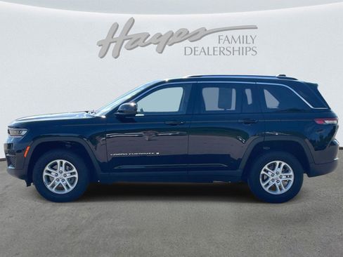 Used 2022 Jeep Grand Cherokee Laredo w/ Luxury Tech Group I AWD/4WD image 8