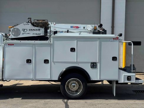 Used 2018 Ford F550 4x4 Regular Cab Super Duty image 9