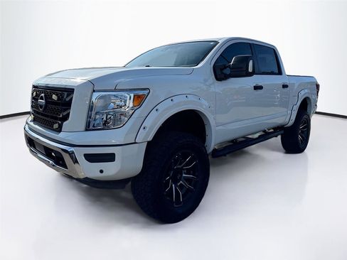 Used 2023 Nissan Titan SV w/ SV Convenience Package image 3