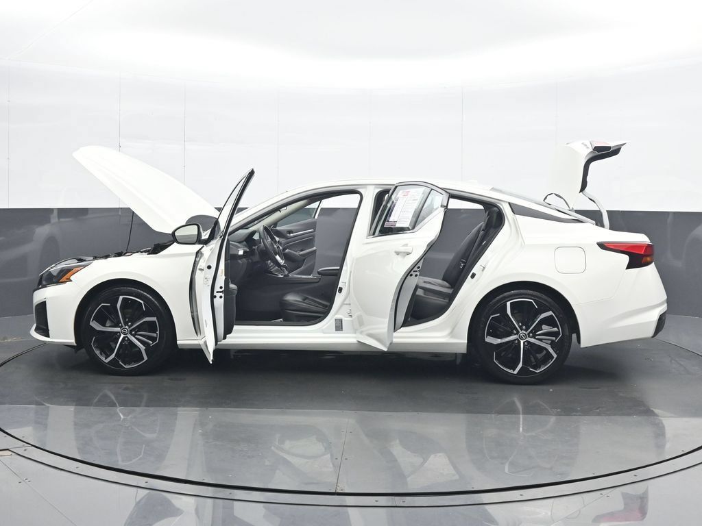 Used 2025 Nissan Altima 2.5 SR FWD image 38