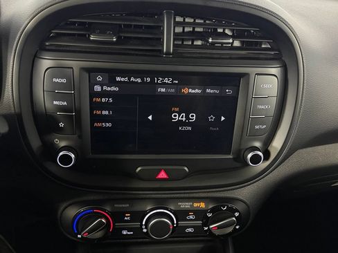 Used 2025 Kia Soul LX w/ LX Technology Package FWD image 19