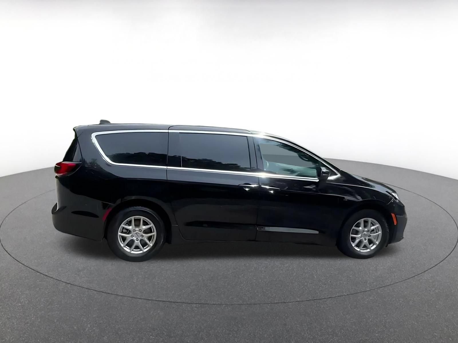 Used 2025 Chrysler Pacifica Select FWD image 13