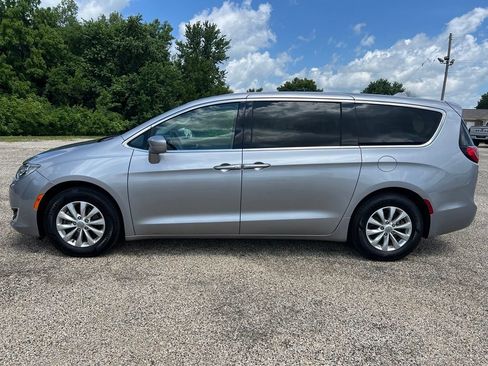 Used 2019 Chrysler Pacifica Touring Plus w/ Cold Weather Group FWD image 2