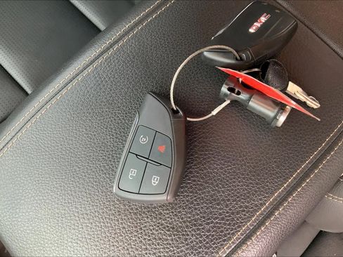 Used 2023 GMC Canyon Denali image 14