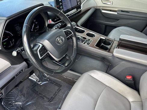 Certified 2022 Toyota Sienna XLE image 10