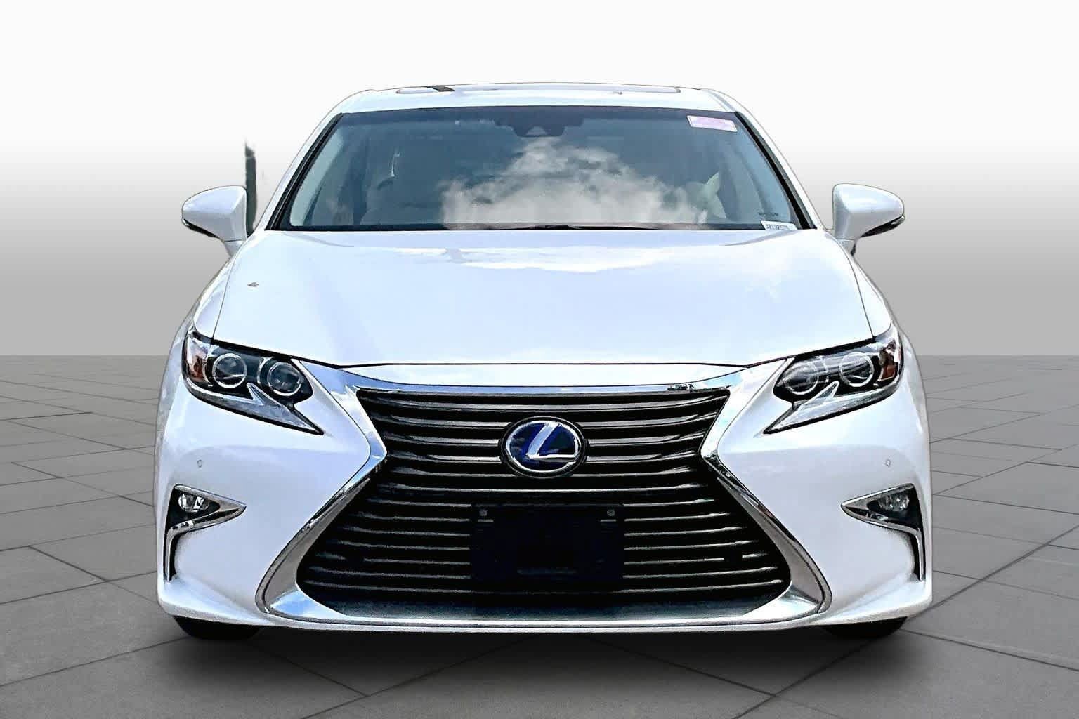 Used 2018 Lexus ES 300h w/ Luxury Package FWD image 3