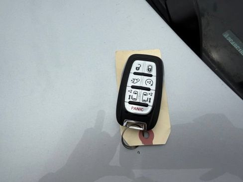 Used 2023 Chrysler Pacifica Touring-L FWD image 14
