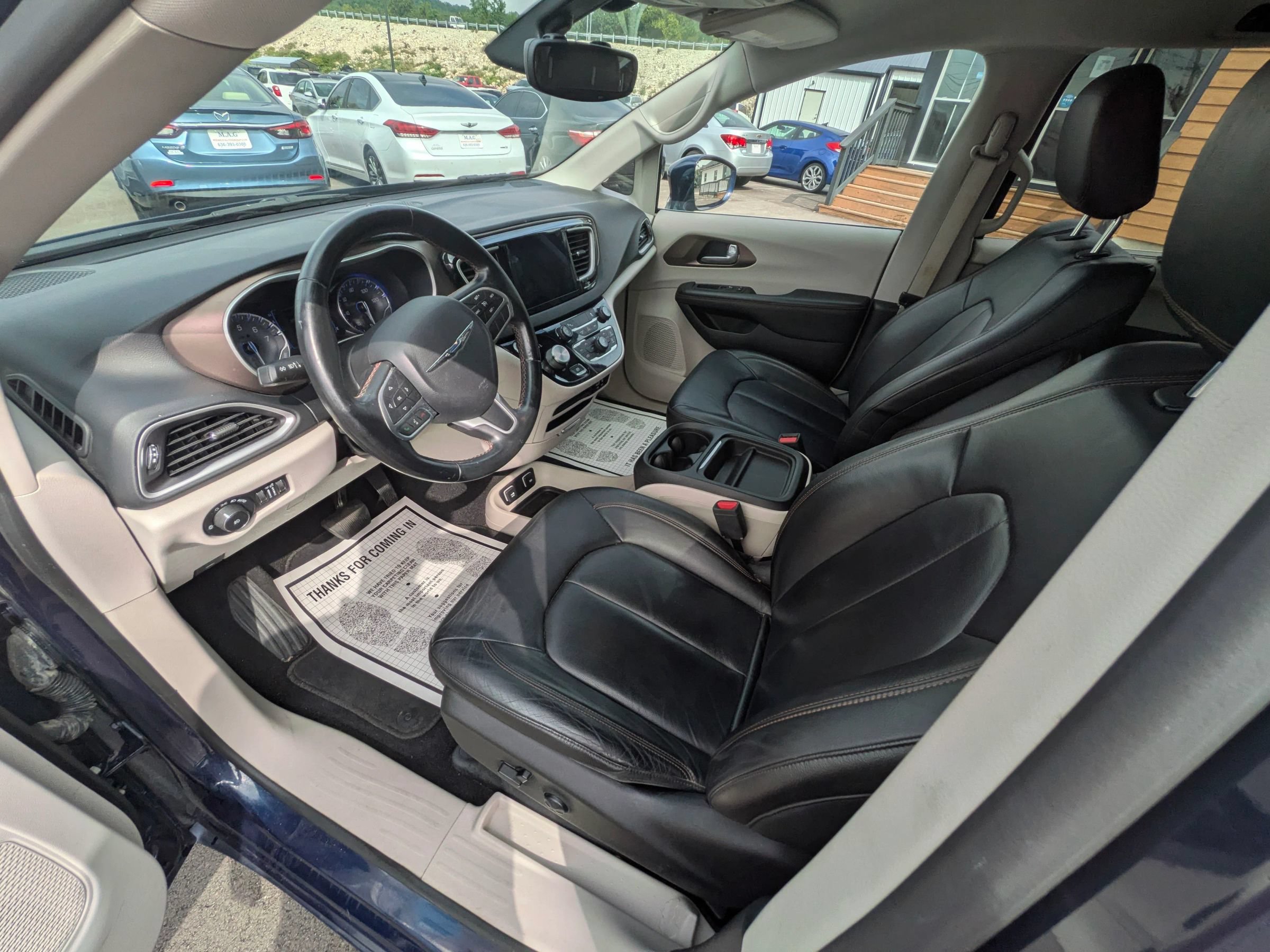 Used 2017 Chrysler Pacifica Touring-L w/ Tire & Wheel Group FWD image 17