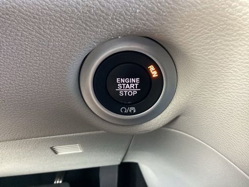 Used 2024 Chrysler Pacifica Touring-L image 29