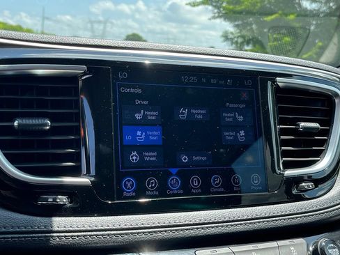 Used 2017 Chrysler Pacifica Limited w/ UConnect Theater Package FWD image 19