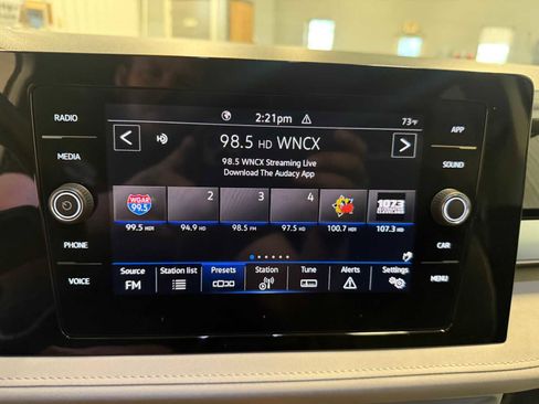 Certified 2025 Volkswagen Taos SE w/ Panoramic Sunroof Package image 32