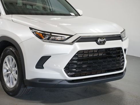 Certified 2024 Toyota Grand Highlander XLE image 4