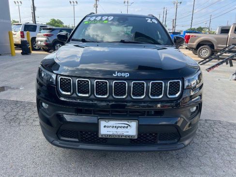Used 2024 Jeep Compass Latitude AWD/4WD image 3