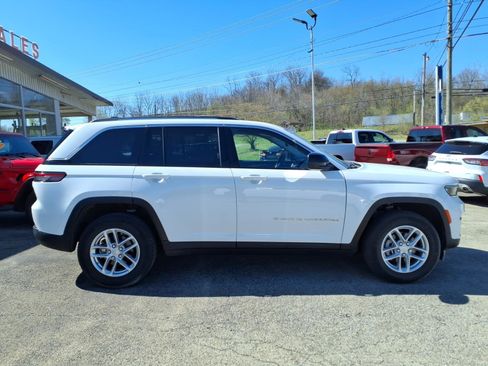 Used 2023 Jeep Grand Cherokee Laredo image 2