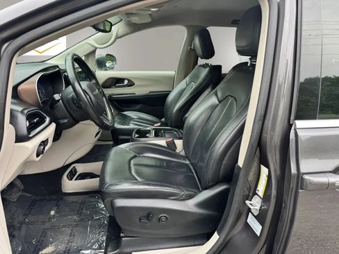 Used 2017 Chrysler Pacifica Touring-L FWD image 12