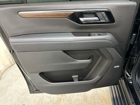 Used 2025 Chevrolet Suburban High Country image 15