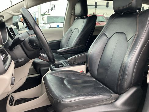 Used 2020 Chrysler Pacifica Touring-L Plus FWD image 29