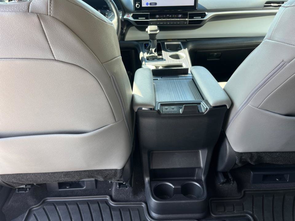 Used 2025 Toyota Sienna XLE FWD image 33