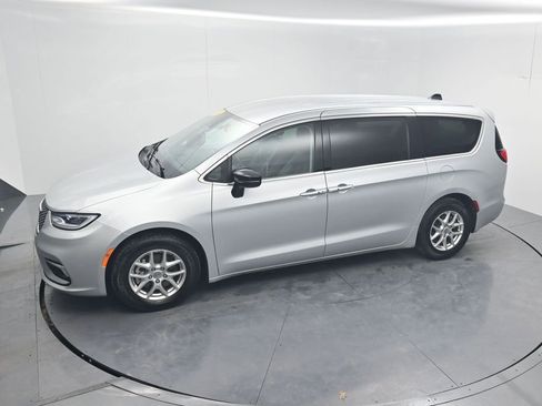 Used 2024 Chrysler Pacifica Touring-L image 49