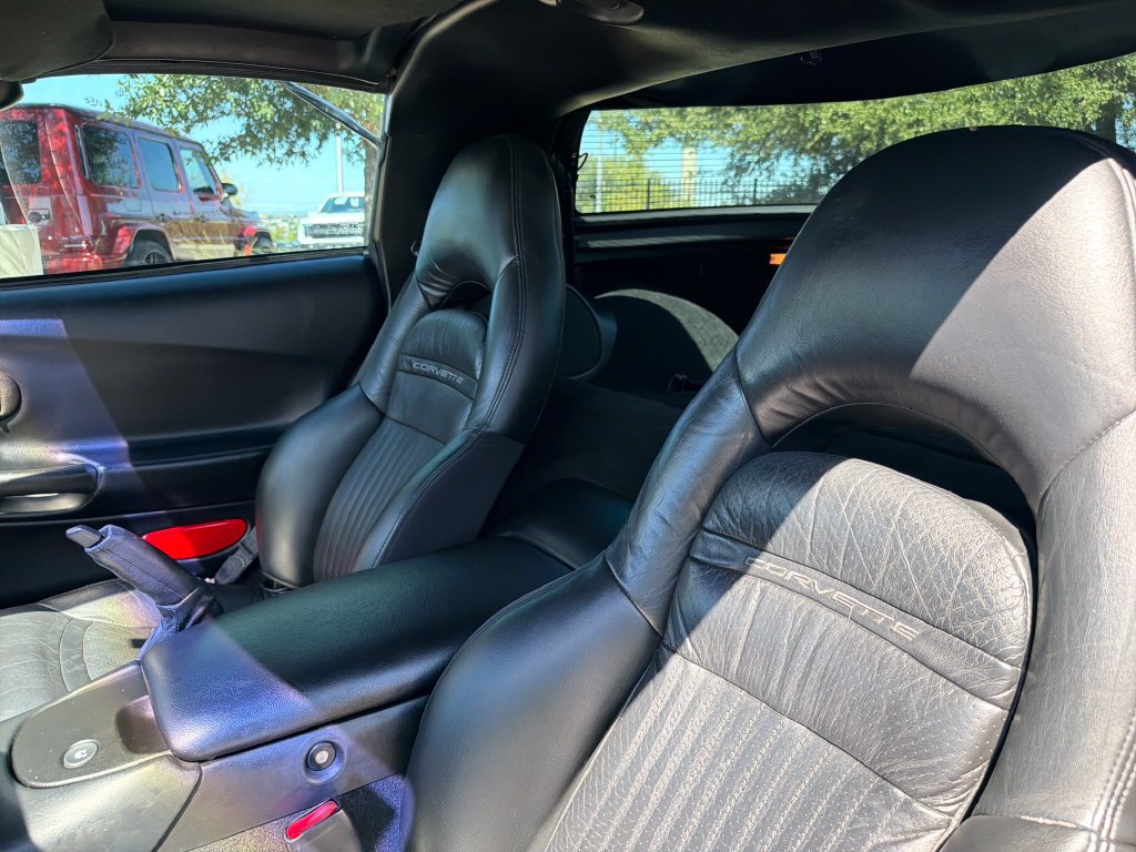 Used 2000 Chevrolet Corvette Coupe w/ Roof Pkg RWD image 16