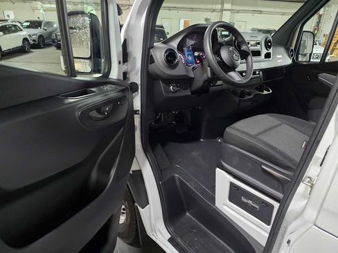 Used 2025 Mercedes-Benz Sprinter 2500 image 20