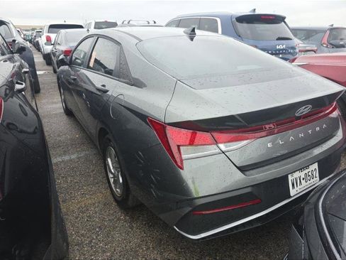 Used 2025 Hyundai Elantra SE FWD image 11