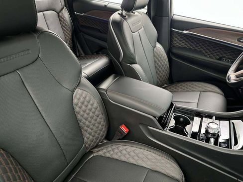 New 2025 Jeep Grand Cherokee Summit w/ Luxury Tech Group V image 18