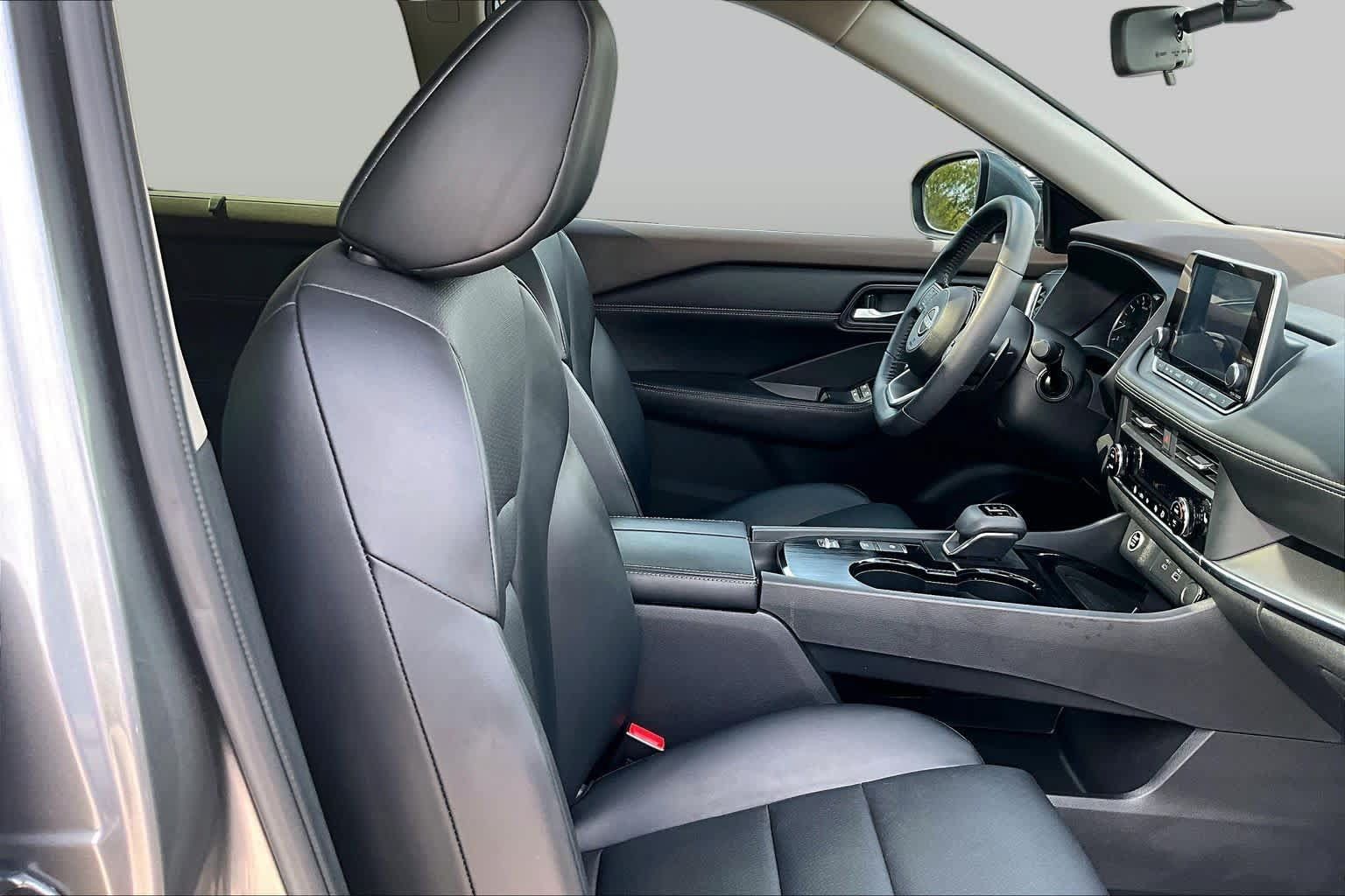 Used 2023 Nissan Rogue SV w/ SV Premium B Package FWD image 9