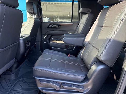 Used 2025 Chevrolet Suburban High Country image 32