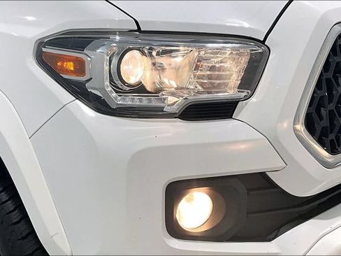 Used 2018 Toyota Tacoma TRD Sport AWD/4WD image 38