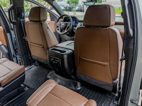 Used 2024 Chevrolet Suburban High Country image 32