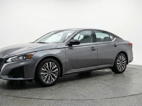 Used 2025 Nissan Altima 2.5 SV image 3
