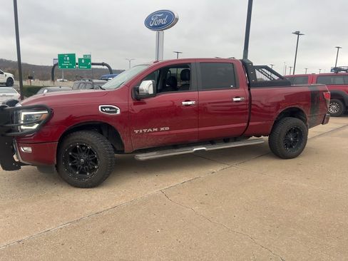 Used 2020 Nissan Titan SL w/ Moonroof Package image 4