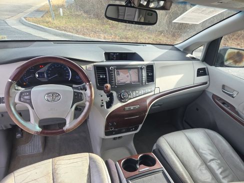 Used 2012 Toyota Sienna AWD image 7