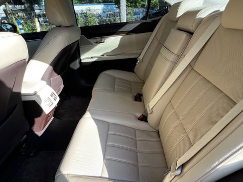 Used 2018 Lexus ES 350 w/ Luxury Package w/Wood Trim FWD image 32