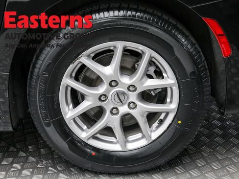 Used 2024 Chrysler Voyager LX image 8