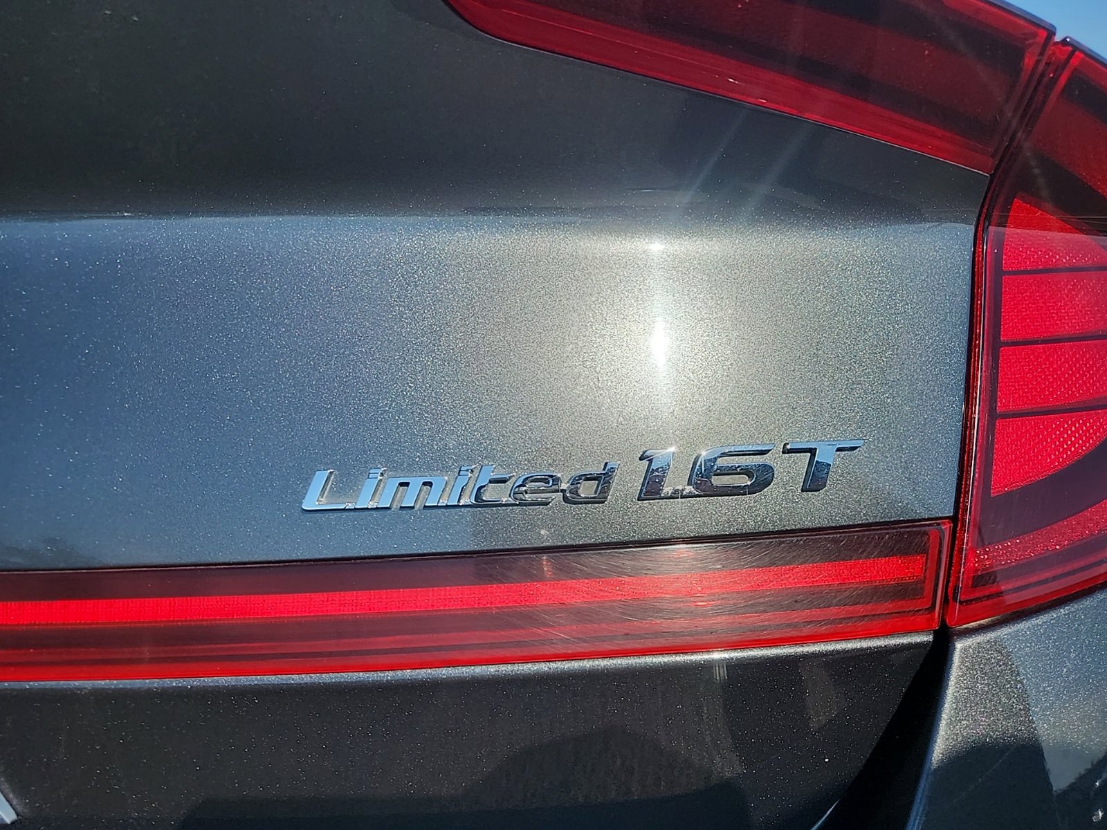 Used 2022 Hyundai Sonata Limited w/ Preferred Accessory Package FWD image 18