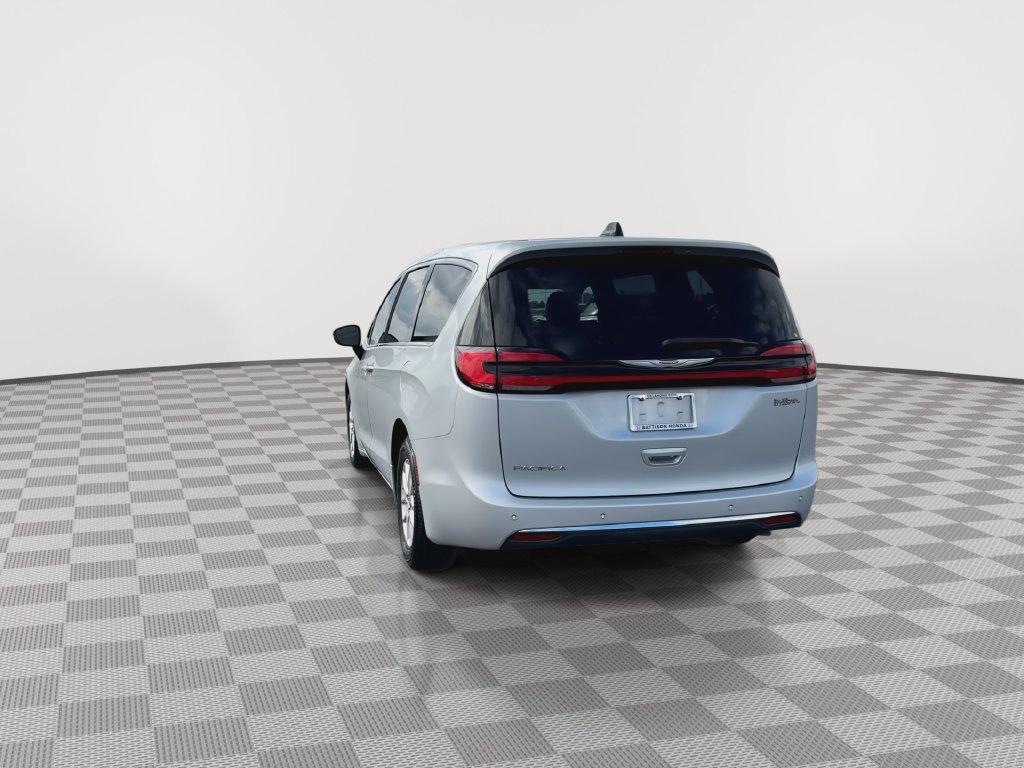 Used 2024 Chrysler Pacifica Touring-L FWD image 7