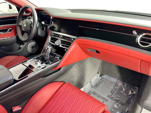 Certified 2022 Bentley Flying Spur V8 image 2