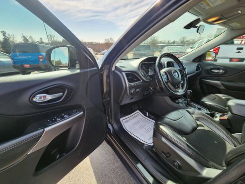 Used 2019 Jeep Cherokee Latitude Plus w/ Cold Weather Group AWD/4WD image 16