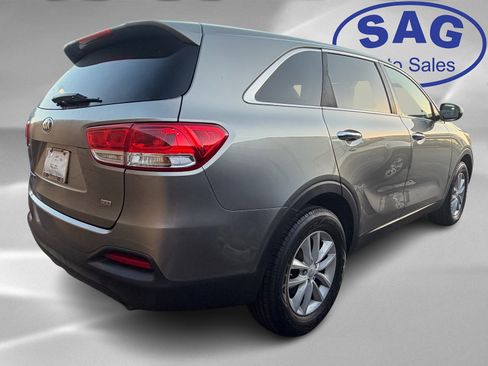 Used 2017 Kia Sorento L image 3