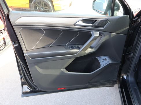 Used 2022 Volkswagen Tiguan SE w/ Panoramic Sunroof Package image 22