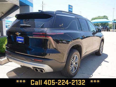 Used 2025 Chevrolet Traverse LT FWD image 9