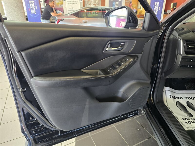 Used 2025 Nissan Rogue SV FWD image 7