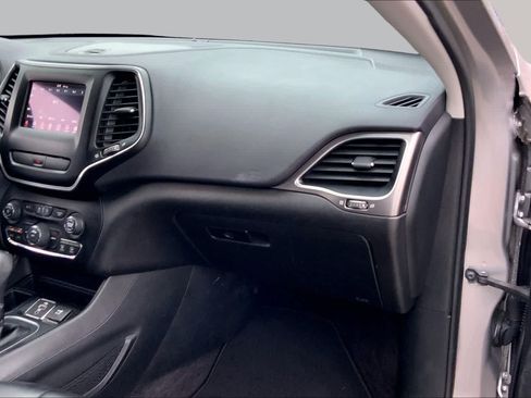 Used 2019 Jeep Cherokee Latitude Plus FWD image 18