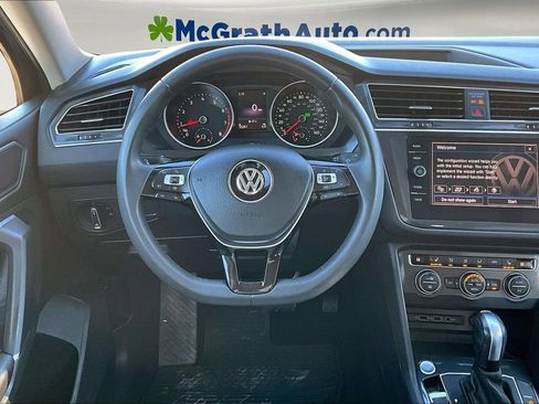 Used 2020 Volkswagen Tiguan SE w/ Panoramic Sunroof Package image 9