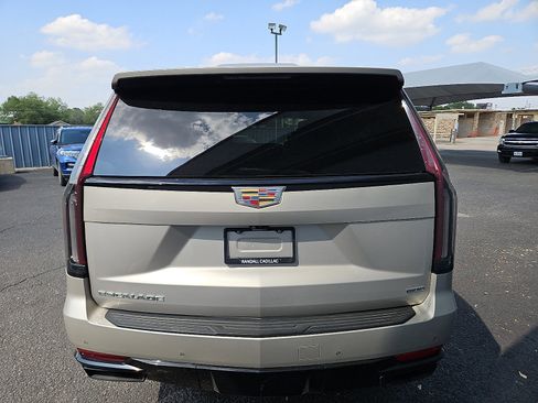 Used 2023 Cadillac Escalade ESV Sport Platinum AWD/4WD image 4